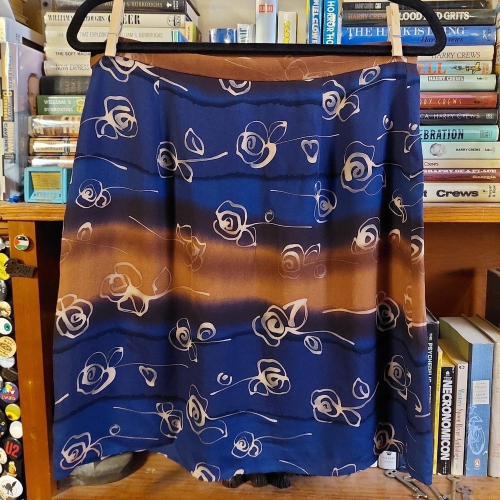 Vintage 100% silk brown and blue skirt with a rose and heart print. - Picture 2 of 5